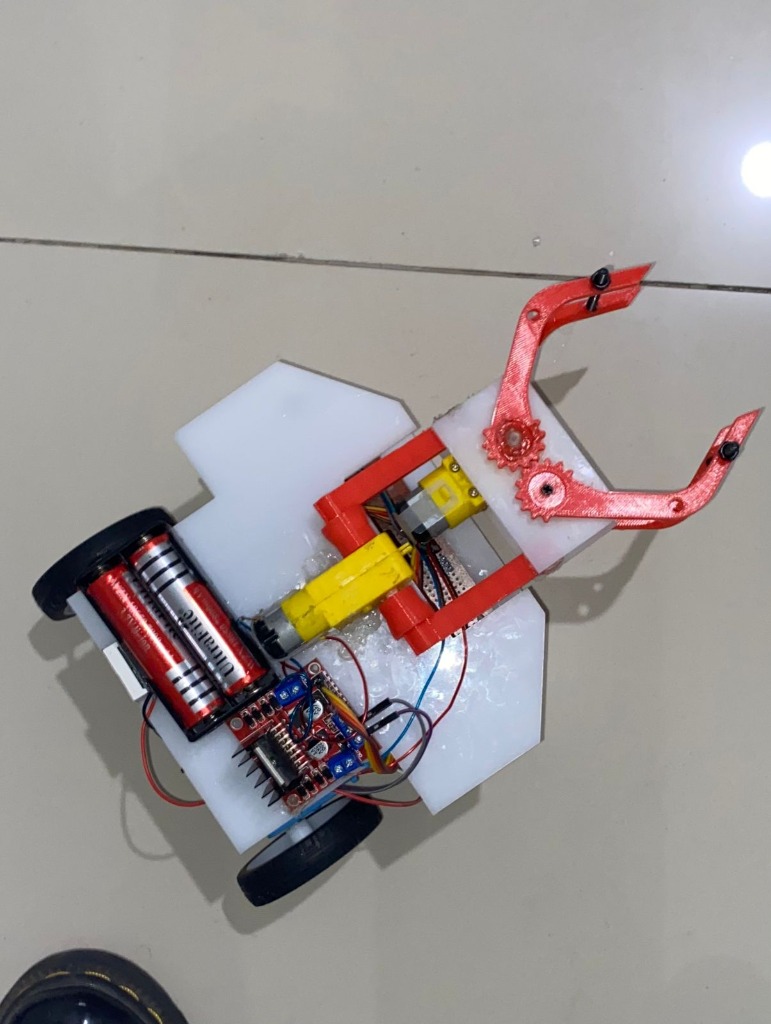 Robot Line Follower dengan Capit Gripper